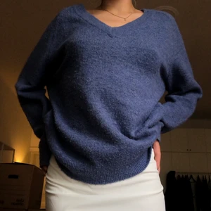 Blå stickad tröja - Blå super fin stickad tröja från h&m. Toppen skick och super skön!