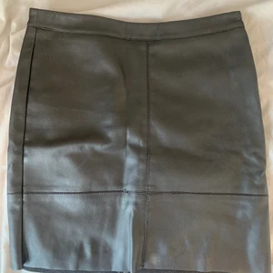 Svart skinkjol - Super fin svart skin kjol som är sparsamt använd, köpt för länge sen och formar ens röv perfekt 🤩 allt postas med spårbar frakt upp till 66kr genom PostNord appen :) allt sker via Swish 💓 pris kan diskuteras 