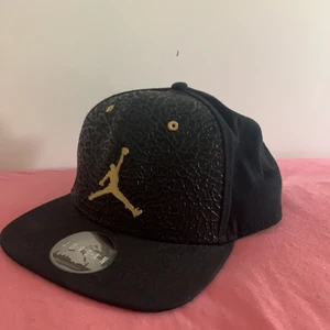 Svart Jordan keps - Använd ett par gånger. Köpt från footlocker väldigt unik o sällsynt och få tag på. Köpt för 600kr säljer för 400kr 