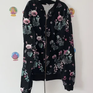 Kofta  - Svart kofta med en kjedja och blommor, har bara använts en gång, 12-14 (stl 158/164) bomul material