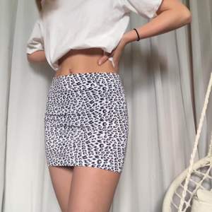 En svartvit kort leopard kjol i storlek 146/152. Men den är väldigt stretchig, så den är som en XS/S. Använd ett fåtal gånger och är i bra skick. Köparen står för frakt 🤍