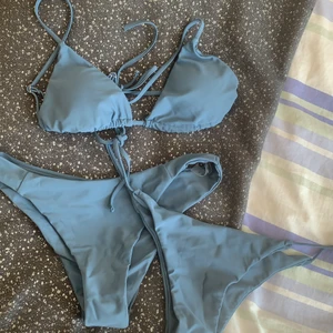 SHEIN bikini storlek L - jag säljer denna fina blåa bikini som är ifrån shein, då jag inte kommer använda denna. Storlek L men skulle säga att toppen är en M & underdelarna L. Skicka vid frågor ( endast testad, skyddsplatset är kvar) frakt tillkommer.
