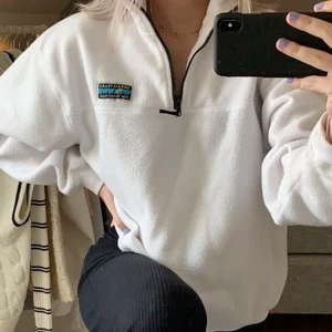 junkyard fleecetröja - vit fleecetröja, köptes som ny för 500kr och är i nyskick🤍🤍 ❗️var beredd att köpa vid lagt bud❗️