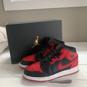Jordans Mid Banned - Säljer mina jordans då dom inte kommer till någon användning, nästan helt oanvända och inga skador eller något. skriv för mer information eller bilder.