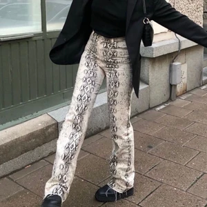 Snake jeans - HELT oanvända jeans i snake print. Materialet är jeans så de är väldigt bekväma!  Slutsålda i butik!