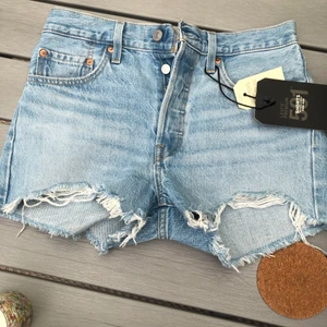 Levis shorts  - Helt nya levis shorts, beställde i två olika storlekar sen hann jag inte lämna tillbaka dessa🌸