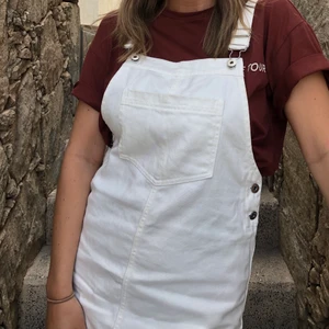 Denim jeansklänning - Jeansklänning med hängslen från H&M. Storlek 38. 