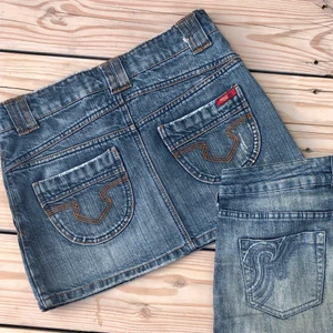 Y2k kjol - Lägger upp igen pga oseriös köpare!! Y2k kjol som är så cool med snygga detaljer! Storlek 34 men tycker själv den är lite stor i storleken. BUD ÄR BINDANDE så buda bara om du kan och vill köpa!❤️