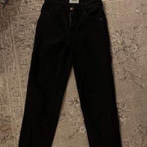 Snygga svarta jeans från zara i strl 32 med en slits på insidan av vardera ben (som jag själv har gjort). Frakt - 66kr🌻🌻