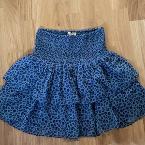 Kjol från Kappahl! - Detta är en kjol som jag köpt för några veckor sen! Den är slutsåld överallt som jag vet. Den är helt oanvänd och i super bra skick! Säljer den pga att den inte kommit till användning alls! Nypris: 180kr (kommer sälja den för mer för att den är slutsåld!) 48kr frakt