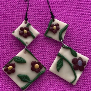 Handgjorda örhängen  - Handgjorda örhängen som är hållbara och väldig fina på. Skriv till mig om ni vill ha personaliserade smycke😉😉💕💕😚