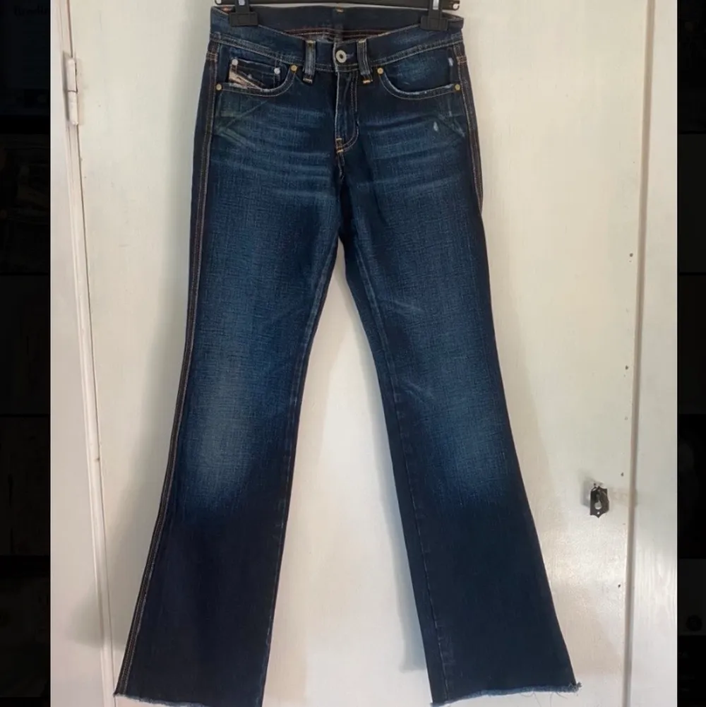 Snygga low-waisted jeans från diesel 💕(vet ej om äkta men verkar va det) köpta secondhand men helt i nyskick inga hål, missfärgningar, slitningar osv. Rak/bootcut modell. Skriv för fler bilder eller frågor köpare står för fraktkostnad 📦 💗. Jeans & Byxor.