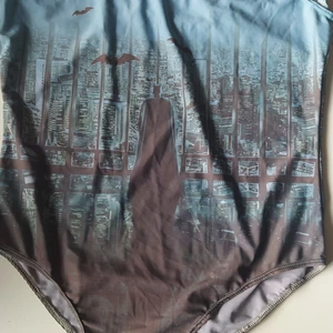 Batman Arkham city baddräkt/Body strl L - I nyskick. Ingen knäppning i grenen och baddräkts material. Passar nog även en M. Kan skickas för 48:-