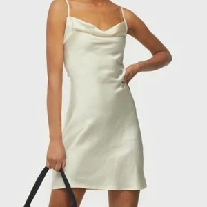 Klänning - Oanvänd liknande satin klänning. St 38 men passa mig som har 34/36⚡️