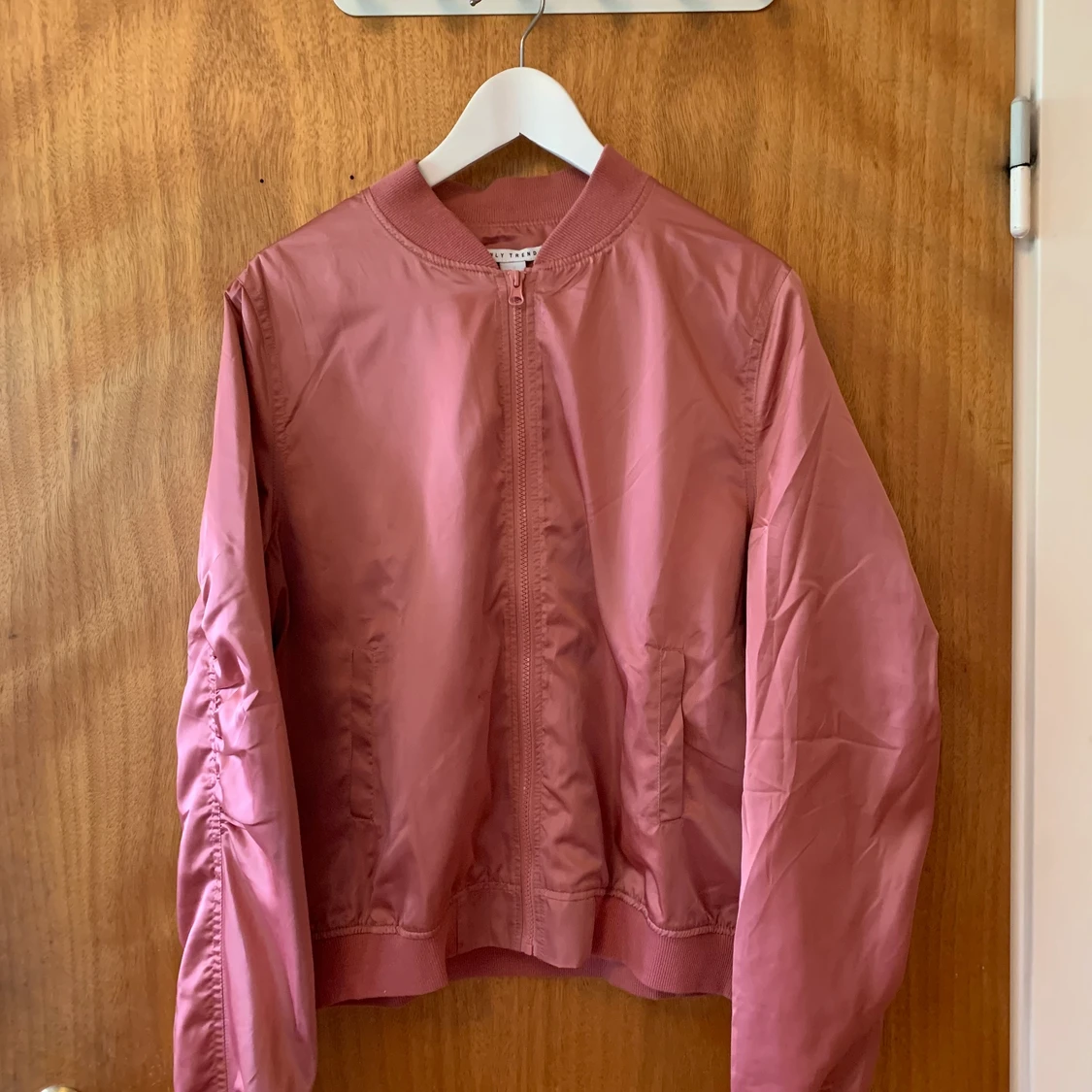 Blekrosa bomberjacka från Nelly - 90