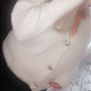 ❤️ - Vit stickad tröja med diamant-knappar 