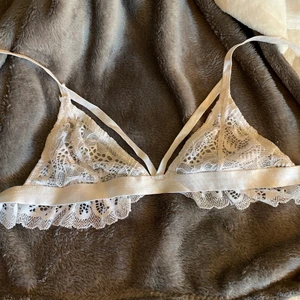 Vit spets bh - Superfin spets-bh ifrån nakd. I storlek Xs, använd ett fåtal gånger. Passar A kupa 💖 80kr +frakt 