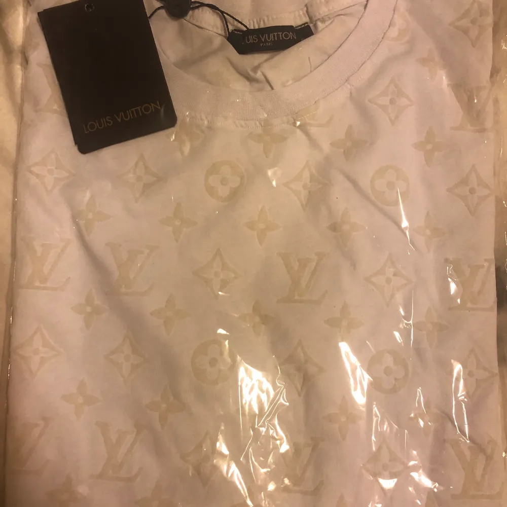 🌿Louis Vuitton T-shirt (kopior) i storlek S-M med sammet tryck. Aldrig använd spårbar frakt ingår i priset🌿. T-shirts.