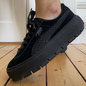 Puma Suede Platform  - Ett par puma suede platform trace animal i storlek 37. Har bara använt dem 2 gånger tyvärr, så dem är i väldigt fint skick🤗 köparen står för frakten 