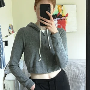 Hoodie  - Grå kroppad hoodie i mysigt material. 