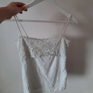 Gulligt linne - Gulligt linne från H&M. Några slitningar på axelbanden, men inget som läggs märke till❤ Frakt ingår inte i priset💞