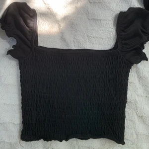H&m topp - Jätte söt topp från h&m, använd en gång 🥺🥺 behöver sälja den då den ej kommer till någon användning, i super bra skick. Jag har xs i överdelar och den sitter bra på mig! Skriv för mer bilder 🥰🥰