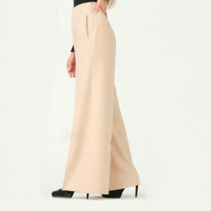 Kostymbyxor  - En snygg beige kostymbyxa, Med dragkedja på sidan. Använda 2 ggr och är i jettefin skick. 