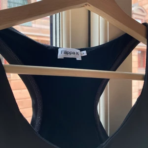 Filippa K softsport! - Det perfekta träningslinnet från Filippa K! Inbyggd sport-bh och otrolig passform. Jag säljer pga lite för litet för mig. Sparsamt använt! 🤍