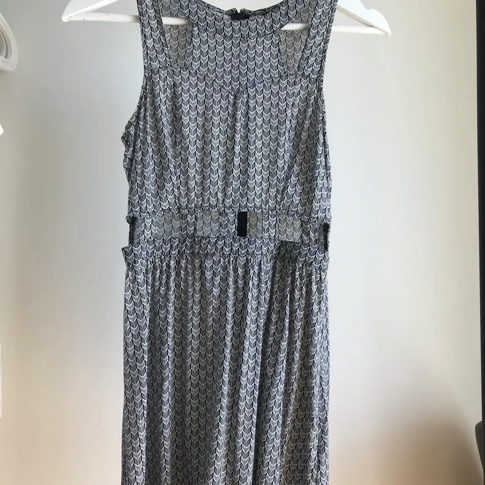 Jättefin kort klänning i ett grått/svartvitt mönster med cut outs över magen och axlarna. Köpt på H&M för flera år sen och passar tyvärr inte mig längre. Den är väldigt tunn, perfekt för sommarväder.. Klänningar.