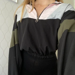 Tunn jacka/topp - Helt ny!! Den har ganska tunt material så de är perfekt nu till våren och sommaren 🥰