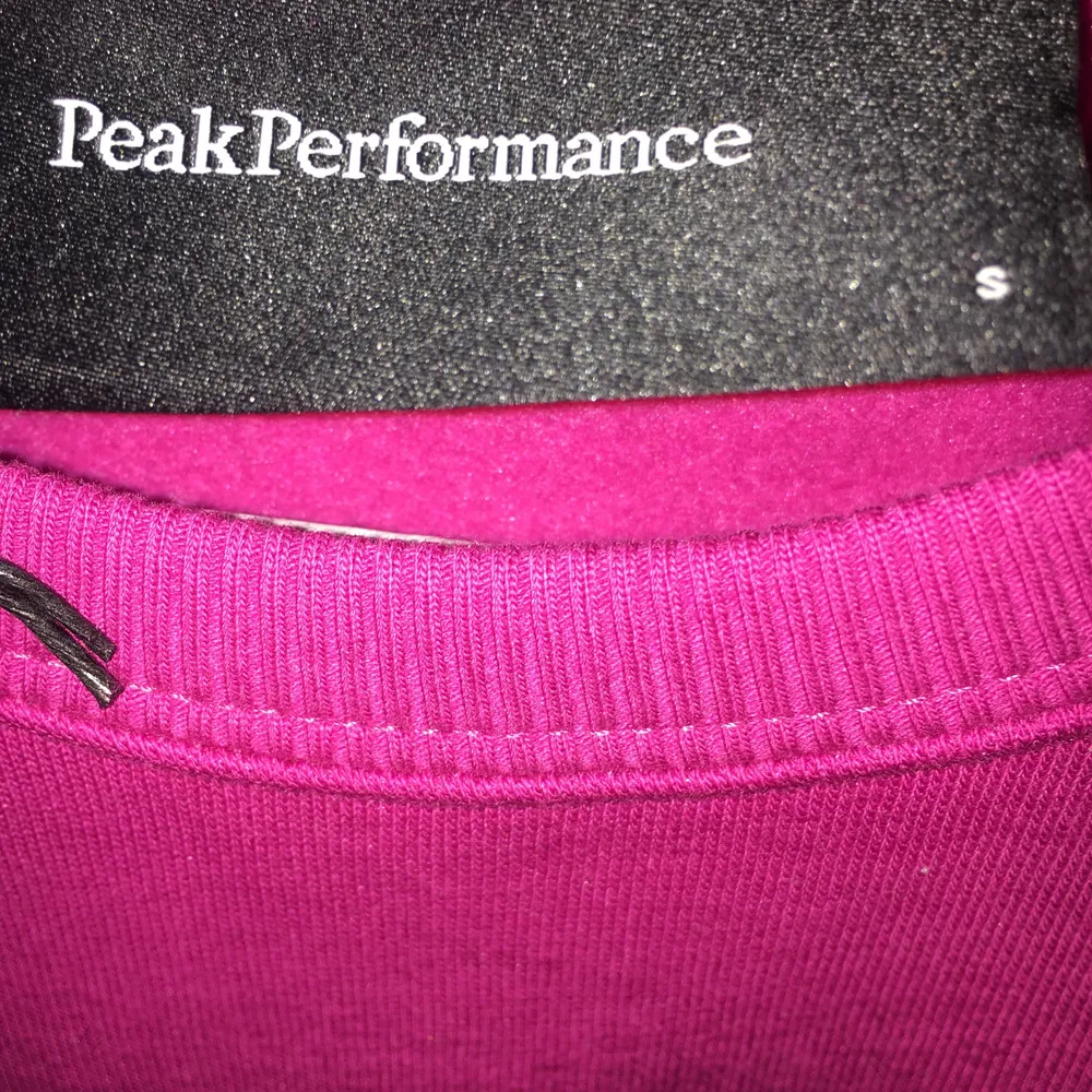 Säljer en rosa Peak Performance tröja, som är i storlek S. Den är aldrig använd då lappen fortfarande sitter kvar. Säljer denna för jag tyvärr inte kommer få användning av den. Köparen står även för frakten:). Tröjor & Koftor.