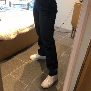 70-tals jeans finns i storlek 38 (sitter som 36/38) och i storlek (42/40). Finns också en liknande design, kolla min profil  - Högmidjade jeans från 80-talet, märke som fanns i Brasilien. Jeansen går inte att köpa idag i någon butik eller liknande så dom är väldigt exklusiva. Hangjorda och formsydda. Aldrig använda. Jag själv har på mig jeansen i storlek 38 och har typ 36/38 i storlek. Jag är 1,60 men jeansen är uppsydda så om du har lite längre ben finns den jeans som är 90 cm långa (grenlängd). Sitter bra och finns i storlek 38 (46 svensk storlek) och 42 (40 svensk storlek) 