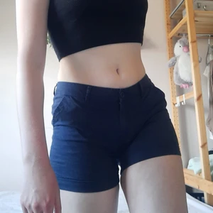 Marinblå shorts - Marinblå shorts från Vila i storlek M. Lite små i storleken, så mer som S/M. Samma modell som de rosa. Sitter väldigt snyggt över rumpan 