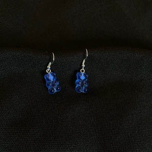 🧿🌊mörkBlåa Björn örhängen 🌊🧿 - 20kr +15kr frakt 🌊🧿🫐
