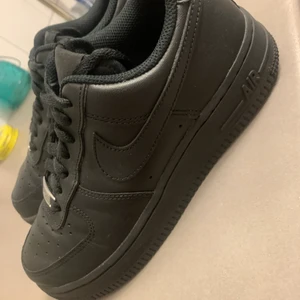 Nike air force 1 svarta skor - Säljer mina nike air force 1 svarta pågrund av att de ej är i min smak har haft på mig dom cirka 5 gånger skriv till mig vid intresse 