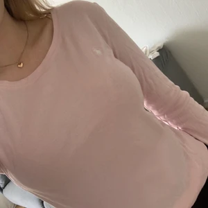 Ralph Lauren tröja  - Rosa Ralph lauren långärmad tröja i strl S, använd 1-2 gånger. Frakt tillkommer! 