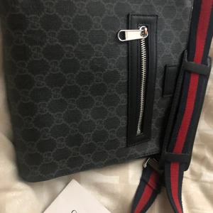 Gucci Messenger bag - Säljer en Gucci axelväska i bra kvalité och skick. Kan byta mot Gucci keps.