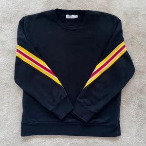 tröja med tryck på baksida - Svart tröja med tryck cond: 8/10 size: L (fits smaller) bin: 350kr