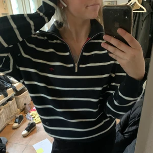 Randig zip tröja strl m  - Säljer denna supersnygga och sköna zip tröja! Perfekt i sommar! Strl m!🥰🙏först till kvarn