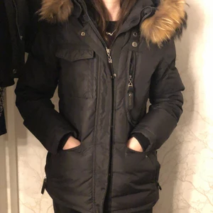 Hollies jacka strl 36/S - Hollies jacka köpt ifrån SALT använd en vinter och är i väldigt bra skick. Strl S men passar även XS. Den har en liten vit fläck på under armen skriv för bild. Köpt för 4600 och säljer för 1900 pris går att diskuteras.☺️