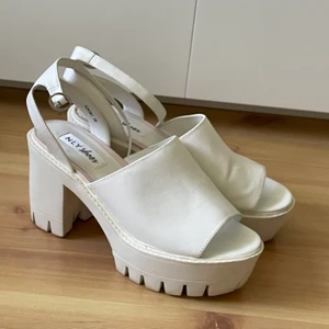Klackskor - Säljer dessa coola och unika klackskor från NLY shoes🤩 Vita i fejkläder. Spänne som kan regleras. Strl 38 men passar även mig som är 39-40. Använda endast en gång och därav i superfint skick!💞 Köparen står för frakten! Betalning via swish🌸
