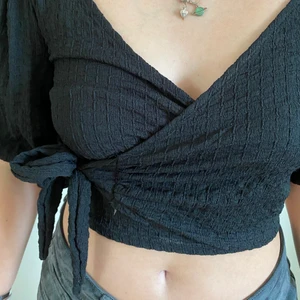 Tröja - Jättefin topp, med korta ärmar och omlott knyten.💕😁 aldrig använd 👍🏼