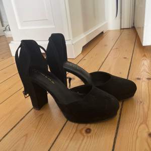 Snygga svarta klackskor från din sko! Storlek 37 och använda en gång, därmed bra skick!💕