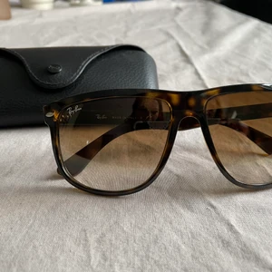 Ray-ban solglasögon  - Som nya, trivs inte i formen därför säljer jag dom! 