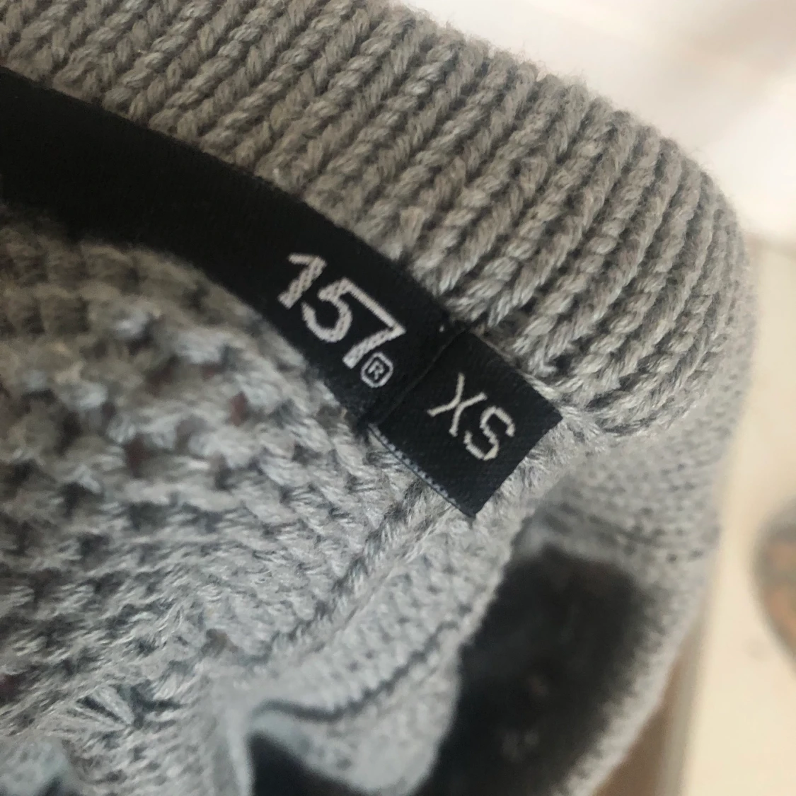 grå stickad långärmad tröja. - 90