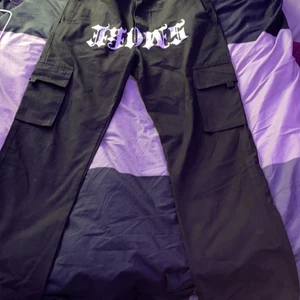 Dontsmoke rhinestone cargos  - dome lite för små för mig (190)nästan helt nya använda typ två gånger. 9,5/10 skick