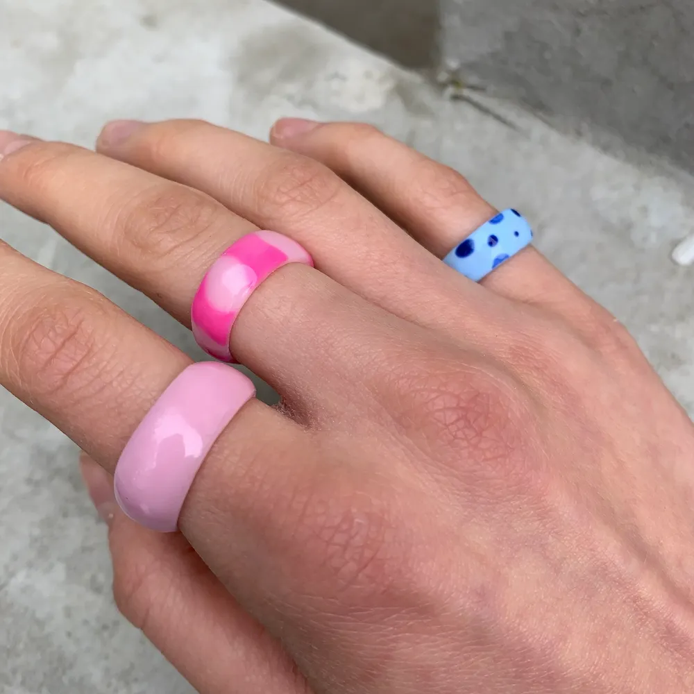 Säljer dessa fina färgglada ringar som jag har gjort själv med olika färger och mönster. Perfekta nu till sommaren!🤩💗 Jag kan även göra nya ringar i önskad storlek, färg och mönster!💕30kr/styck. Köparen står för frakten😊. Accessoarer.