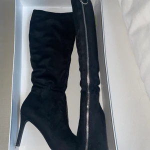 Klackskor aldrig andvända med en snygg dragkedja i fram.  - Klackskor aldrig andvända med en snygg dragkedja i fra m, storlek 39, 