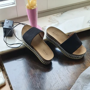 Summer skor  - I mycket bra skick och användade en gång.passar 37_ 38.Bra till summer eller på jobbet. Så mysig och bekväm att gå med .köpare står på frakt 