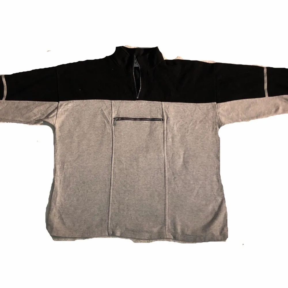 En 80-tals inspirerad sweatshirt med ett coolt lila tryck på ryggen samt svart och grått tjockt tyg perfekt till vår, sommar eller höst. . Hoodies.